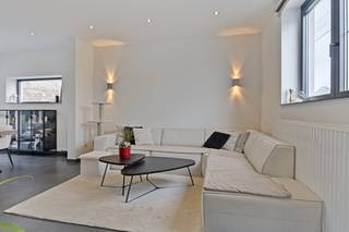 Indeling & troevenGelijkvloers: inkomhal met gastentoilet, leefruimte met eet- en zithoek, bureelruimte, volledig uitgeruste keuken, grote berging/wasplaats. verdieping: 3 slaapkamers waaronder een prachtige, lichtrijke zolderkamer, moderne badkamer met ligbad én douche. Blinkvanger is hier het hoge plafond met velux die zorgt voor optimaal daglicht. Carport voor meerdere wagens, die tegelijk dienstdoet als overdekt terrasAchteraan voorziet het percele nog een 75 m², ideaal om als tuin in te richten (mits doorgang via carport)Onderhoudsvriendelijk, perfect voor drukbezette koppels of investeerders!Ons rendementsrapport kan u terugvinden bij de downloads. De woning is slim ingedeeld en afgewerkt met oog voor comfort. De onderhoudsvriendelijke materialen en het instapklare karakter maken dit huis bijzonder aantrekkelijk. Bovendien is de ligging in Alken een absolute meerwaarde: rustig wonen met alle nodige voorzieningen in de buurt.Waarom kiezen voor deze woning in Alken?Volledig gerenoveerd, dus geen zorgen of bijkomende kostenBen je op zoek naar een energiezuinige en onderhoudsvriendelijke woning in Alken? Dan is dit instapklare huis absoluut een bezoek waard!