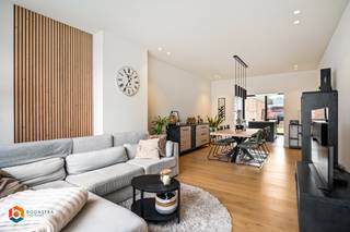 Op een uitstekende locatie te Mechelen bevindt zich dit ruim, energiezuinig gelijkvloersappartement met 2 slaapkamers en ruime tuin. Het...