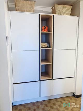 Très bel appartement 1 chambre entièrement remis en neuf et meublé, situé au 5ème étage de la Résidence "Pont Rouge" à Mons. Proche du centre ville, des universités et de toutes commodités. Il se compose comme suit : hall d'entrée, séjour, cuisine équipée, wc séparé, salle de bains, 1 chambre. Châssis double vitrage, volets électriques, chaudière individuelle au gaz. Cave et 1 emplacement de parking intérieur.<br />PEB Classe B / Code unique : 20230127003376 / Consommation totale : 11323 kWh/an / Consommation spécifique : 164 kWh/m2.an.<br />Loyer : 850 €. Charges : 75 € (charges communes + provision consommation d'eau).<br />Garantie locative : 1700 €. Les frais d'état des lieux d'entrée sont à charge des deux parties.