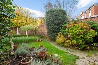 Zeer gunstig en centraal gelegen ruime herenwoning op de hoek van het Wipplein en de H. Spillemaeckersstraat, nabij het centrum van Boom.  Dit eigendom bevindt zich op wandelafstand van alle winkels, scholen en het openbaar vervoer (bus en trein).  Er is parkeergelegenheid in de straat.  De oprit van de A12 Antwerpen-Brussel ligt op slechts 1 min. rijden.  <br /><br />Deze woning werd ontworpen door architect Charles Hoge (Gent). Het bouwjaar is 1951. Goede EPC score: Label C! Het huis is volledig onderkelderd op stahoogte, verdeeld in diverse compartimenten.  Het gelijkvloers betreed je via de authentieke inkomhall in natuursteen met kastruimte onder de eiken trap.  Een 2e hall in natuursteen beschikt over ingemaakte kasten en een vestiaire.  Verder is er een apart gastentoilet, een woonkamer/salon met houtstoof in gietijzer en hoge plafonds, een eetkamer, een origineel ingerichte keuken en een inkom achteraan (dienstingang). Het 1e verdiep is ingedeeld in een nachthall, een apart toilet, 4 slaapkamers met ingemaakte kasten en een origineel ingerichte badkamer met ingemaakte kast.  Het 2e verdiep telt nog 2 ruime slaapkamers en een traphall met ingemaakte kast.  De tuin is ZUID-gericht en mooi aangelegd met achteraan leilindes.  Grenzend aan de eetkamer bevindt zich een terras met zonnetent. <br /><br />Bent u op zoek naar een centraal gelegen en karaktervolle woning?  Contacteer ons via 03 459 99 99 of info@leximmo.be voor een bezichtiging ter plaatse!