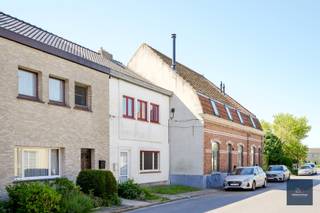 Schrijf u in op de bezoekmomenten op www.makelaarshuys.be <br /><br />Deze te renoveren woning, gelegen op wandelafstand van het centrum, biedt tal van mogelijkheden voor wie op zoek is naar een renovatieproject met potentieel.<br /><br />Op het gelijkvloers bevinden zich een inkomhal, een voorkamer, een gezellige leefruimte, een gesloten keuken en achteraan extra bergruimte.<br /><br />Op de eerste verdieping zijn er drie kamers aanwezig, waarvan één perfect kan worden ingericht als badkamer. De zolder is bereikbaar via een zolderluik en biedt bijkomende opbergmogelijkheden.<br /><br />Buiten geniet u van een kleine tuin waar het aangenaam vertoeven is.<br /><br />Dankzij de gunstige ligging nabij winkels, openbaar vervoer en andere voorzieningen vormt deze woning een uitstekende basis voor een comfortabele gezinswoning of interessante investering.