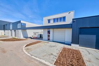 <p>KMO-unit te koop Genk - BEDRIJVENPARK KOMPELLAAN</p>
<p></p>
<p>Bedrijvenpark Kompellaan: 21 moderne KMO-units langsheen de Kompellaan in Genk. Dit complex biedt kleine en middelgrote ondernemingen de perfecte plek om te starten, groeien en te innoveren. De unit 5 heeft een totaaloppervlakte van 265m² en beschikt over parkeerplaatsen. De unit wordt casco opgeleverd. Oplevering voorzien uiterlijk 31/12/2025.</p>
<p></p>
<p><strong>KMO-Unit 5</strong></p>
<p>- oppervlakte: 205m² gelijkvloers &amp; 60m² mezzanine</p>
<p>- staalstructuur met geïsoleerde wanden en dak</p>
<p>- sectionaalpoort 4mbr x 4,2mh</p>
<p>- privatieve parkeerplaatsen</p>
<p></p>
<p>Voor meer info 011/39 90 50 of info@jansenrealestate.be</p>
