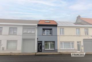 In Leupegem, een deelgemeente van Oudenaarde, bevindt zich deze gezellige, volledig gerenoveerde rijwoning met 2 slaapkamers. Dankzij de centrale ligging woont u op korte afstand van winkels, scholen en het centrum van Oudenaarde.<br /><br />De woning werd recent totaal gerenoveerd (2025) en biedt een comfortabele woonbeleving, ideaal voor starters, jonge koppels of investeerders die op zoek zijn naar een instapklare woning.<br /><br />De woning bestaat uit een inkomhal die leidt naar de lichtrijke leefruimte, een praktische en volledig ingerichte keuken en een gezellige koer met overkapping — ideaal om het hele jaar door buiten te genieten. <br /><br />Op de eerste verdieping vindt u de eerste volwaardige slaapkamer en de badkamer die voorzien is van wastafel, toilet en ruime douche. <br /><br />De tweede slaapkamer bevindt zich op de zolderverdieping en is volledig afgewerkt.<br /><br />Wenst u meer informatie of een bezoek? Neem dan zeker contact op via Ruben: 0479/60.36.94<br /><br />