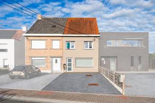 Algemeen<br />In een aangename en rustige woonwijk bevindt zich deze verzorgde woning, die acht jaar geleden volledig werd gerenoveerd en vandaag een mooie combinatie biedt van hedendaags wooncomfort en een gezellige woonomgeving. De woning onderscheidt zich door haar ruime leefruimte, praktische indeling en aangename lichtinval. Ook aan de praktische voorzieningen werd gedacht, met onder meer een laadpaal voor een elektrische wagen. De aangename ligging in een residentiële wijk, gecombineerd met de aanwezigheid van een tuin, maakt van deze eigendom een interessante keuze voor wie op zoek is naar een comfortabele thuis met ruimte om tot rust te komen.<br /><br />Indeling<br />Bij het betreden van de woning valt meteen de aangename indeling op. De ruime leefruimte vormt het hart van de woning en biedt voldoende plaats voor zowel een gezellige zithoek als een eetplaats.<br /><br />Aansluitend bevindt zich de keuken, die het dagelijkse wooncomfort verder ondersteunt. Een bijzonder praktische troef is de ruime berging die rechtstreeks bij de keuken aansluit en extra plaats biedt voor voorraad, huishoudelijke benodigdheden en allerhande opbergruimte.<br /><br />Vanuit de leefruimte is er een aangename verbinding met de tuin, waardoor binnen en buiten mooi op elkaar aansluiten. De tuin vormt een fijne plek om te ontspannen, te genieten van zonnige dagen of gezellig buiten te tafelen.<br /><br />Op de eerste verdieping bevinden zich de badkamer en drie slaapkamers, die verschillende mogelijkheden bieden, zowel voor een gezin als voor wie graag een extra bureau of hobbyruimte voorziet.<br /><br />Daarnaast beschikt de woning over een zolder, die bijkomende bergruimte biedt en, afhankelijk van de inrichting, nog tal van mogelijkheden biedt.<br /><br />Troeven<br />* Ruime en aangename leefruimte<br />* Gelegen in een fijne, residentiële woonwijk<br />* Laadpaal aanwezig voor een elektrische wagen<br /><br />Interesse<br />Bent u op zoek naar een instapklare woning met een ruime leefomgeving, drie slaapkamers en een tuin, gelegen in een aangename woonwijk? Dan is deze woning zeker een bezoek waard. Neem gerust contact op met Loucka voor meer informatie of om een plaatsbezoek in te plannen.