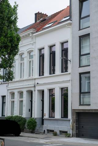 Indeling:<br /><br />Gelijkvloerse verdieping: <br />- inkomhal <br />- open leef- en eetruimte<br />- keuken<br />- apart toilet<br />- zuidoostgerichte koer<br /><br />Tussenverdieping 1:<br />- badkamer 1 met inloopdouche, bad en dubbele wastafel<br /><br />Eerste verdieping: <br />- nachthal <br />- slaapkamer 1<br />- slaapkamer 2<br /><br />Tussenverdieping 2:<br />- terras<br /><br />Tweede verdieping:<br />- slaapkamer 3<br />- slaapkamer 4<br />- badkamer 2 met douche en enkele wastafel<br />- apart toilet<br /><br />Verdieping -1:<br />- kelder<br />- wasplaats<br /><br />Optie tot het huren van 2 ondergrondse autostaanplaatsen aan 250 euro per maand.<br /><br />Beschikbaar vanaf 1/09/2026<br /><br />Troeven:<br />- Zeer ruime woning<br />- 4 slaapkamers <br />- Zuidoostgerichte koer<br />- Gegeerde locatie<br />- karaktervolle woning <br /><br />Bent u geïnteresseerd in deze woning te huur te Antwerpen? Aarzel dan niet om een bezoekaanvraag in te dienen via onze website via de daar voorziene rode balk.<br /><br />Wenst u uw eigendom ook te koop of te huur te stellen? We helpen u graag verder. Steeds tot uw dienst om u verder te helpen met al uw vragen over vastgoed.