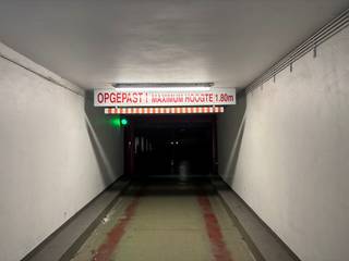 Deze autostaanplaats is gelegen in een parkingcomplex pal in het centrum van Oostende. Gelegen tussen de Hendrik Serruyslaan en de Aartshertoginnenstraat is deze parking perfect gesitueerd. Op wandelafstand zijn er winkels maar evenzeer horeca of de zeedijk. <br /><br />De autostaanplaats is gelegen op de derde verdieping van het complex. Er is een personenlift aanwezig zodat u vlot uw wagen bereikt.<br /><br />Aarzel niet en neem contact op voor meer info of een afspraak.<br /><br />