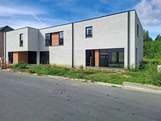 Energieneutrale halfopen woning in rustige, nieuwe wijk<br /><br />Lot 5 is een halfopen bebouwing in de moderne stijl. <span>Deze woning ligt in een nieuw woonproject zonder doorgaand verkeer. Op fietsafstand van het station van Lichtervelde, vlotte verbinding naar Torhout en Roeselare en nabij de oprit van de E403. De woningen in deze verkaveling worden aangeboden met ingerichte badkamer, bevloering en ingerichte keuken.</span><br /><br /><span>GELIJKVLOERS inkom, wc, ruime living met open keuken, berging.<br />EERSTE VERDIEPING: 3 ruime slpks, aparte wc, badkamer ingericht met ligbad, inloopdouche en badkamermeubel met dubbele lavabo en technische ruimte.<br />Deze woning staat ruwbouw-winddicht momenteel en kan tamelijk snel instapklaar gemaakt worden. <br /><br />Energiezuinige woning (E - 18) door doorgedreven isolatiepakket, ventilatiesysteem D, zonnepanelen, vloerverwarming en warmtepomp. Extra troeven. Leuke tuin, grenzend aan groenzone. Carport mogelijk.<br /><br />Prijs excl. btw en kosten. Download de brochure op https://durabrik.immo/lichtervelde-leysafortstraat <br />Bij Durabrik ben je zeker van een vaste prijs. Geen budgettaire verrassingen dus tijdens je bouwtraject.<br />Heb je vragen? Contacteer dan jouw bouwadviseur Vincent Sohier op 0475/98.89.02 of via mail naar vincent.sohier@durabrik.be<br /><br />Bezoek onze kijkwoning in Roeselare.<br />* Beelden en oppervlaktes zijn indicatief.</span>