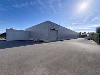 Prachtige loods te huur in Ooigem<br /><br />Ben je op zoek naar een veelzijdige ruimte voor je bedrijf? In Ooigem is deze prachtige loods van 600m² te huur, ideaal als werkplaats, opslagplaats of een combinatie van beide.<br /><br />De loods is uitstekend uitgerust voor professioneel gebruik. Een rolbrug van 5 ton maakt het verplaatsen van zware materialen eenvoudig, en de hoge sectionale poort zorgt voor vlotte toegang, ook voor grotere voertuigen.<br /><br />Een extra troef is de aanwezige natlakcabine, die je kan gebruiken. Dat maakt deze loods bijzonder interessant voor schrijnwerkers, metaalbewerkers of andere vakmensen.<br /><br />Ook aan parkeren is gedacht: er zijn meerdere parkeerplaatsen beschikbaar en er is camerabewaking.<br /><br />Deze verhuur valt onder het BTW-regime.<br /><br />Wenst u een bezoek aan deze loods? Bel Patricia van Maison R via 0479 368 349. We leiden u met plezier rond!