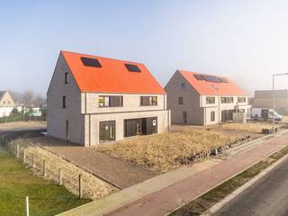 <ul>
<li>Project in afwerkingsfase - bezoek ter plaatse mogelijk<br /></li>
<li>4 halfopen en 1 gesloten bebouwing </li>
<li>Ruime percelen</li>
<li>Volledig afgewerkte woningen</li>
<li>Ruime zolderruimte</li>
<li>Inclusief Buitenafwerking</li>
<li>Hoogwaardige afwerking</li>
</ul>
<br />OMGEVING<br />De mobiliteit van de nieuwbouwwoningen is perfect met toegang tot de E40, diverse N-wegen en het openbaar vervoer om de hoek.<br />Golfliefhebbers kunnen een hart ophalen in ‘Golf ter Hille’ die zich vlakbij bevindt of hou je meer van watersport dan kan je terecht in één van de vele surfclubs. Restaurants, winkels en scholen zijn eveneens vlakbij. <br /><br />INDELING<br />De ruime eengezinswoningen bestaan op het gelijkvloers uit een inkomhal met gastentoilet en een aangename eet- en zithoek. Een bureauhoek biedt ruimte om thuis aangenaam te werken. De open keuken is volledig geïnstalleerd met zicht op de royale tuin.<br /><br />Op het eerste verdiep ontdek je de nachthal, drie ruime slaapkamers, een apart toilet en een geïnstalleerde badkamer met inloopdouche, bad en dubbele wastafel.<br />Via een vaste trap bereik je de tweede verdieping daar kan je nog extra slaapkamers of een ontspanningsruimte creëren, ideaal dus voor grote gezinnen!<br />Aan de wagen is ook gedacht. Ofwel is er een inpandige garage ofwel bestaat de mogelijkheid om een carport te voorzien. Bovendien is de volledige Buitenafwerking (Oprit, terras, tuinafsluiting, inzaaien gras) reeds voorzien door Potrell.<br /><br />De nieuwbouwwoningen bevinden zich op zeer ruime percelen (367 m2 – 531 m2). Dankzij een goed ruimtegebruik en praktische indeling hebben ze een ruim bewoonbaar oppervlakte van minimaal 175 m2.<br /><br />E-PEIL 30<br />De woningen worden kwalitatief en energiezuinig afgewerkt (E30) en voorzien van de nodige zonnepanelen, vloerverwarming en een lucht-water warmtepomp. De eerste verdieping wordt afgewerkt met laminaat. De verkoopprijs is exclusief bijkomende kosten (registratierechten, BTW, notariskosten,…).<br /><br />Benieuwd naar nieuwbouwwoningen aan de Belgische kust? Vraag dan nu de brochure aan of neem contact met ons op!