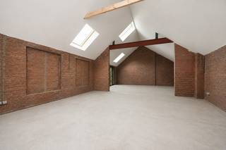 PRESALE! De Kroon - Exclusief wonen in een karaktervol erfgoedpand te Borgerhout.<br /><br />Ruim casco magazijn / atelier / polyvalente ruimte van ca. 192 m² in een prachtige achterbouw van een historisch gebouw te hartje Borgerhout! <br /><br />Ontdek De Kroon, een uniek renovatieproject in een prachtig art-nouveau gebouw uit 1913, gelegen in de Kroonsstraat te Borgerhout. <br />Dit geselecteerde bouwkundige erfgoed ontworpen door architecten Peter en Hendrik Wittocx en gebouwd in opdracht van bakker Alfons Heylen wordt met respect voor zijn authentieke karakter omgevormd tot een hedendaags woonproject.<br /><br />De Kroon bevindt zich op een levendige en centrale locatie te Borgerhout met alles binnen handbereik. Supermarkten, buurtwinkels en openbaar vervoer liggen op wandelafstand, net als gezellige pleinen zoals het Moorkensplein en de Dageraadplaats. <br /><br />Huidige foto's en 3D renders dienen ter illustratie van het project. <br /><br />Verkoop onder het tarief van 2% registratierechten mogelijk, mits de koper aan de wettelijke voorwaarden voldoet. <br /><br />Contacteer ons voor meer informatie, plannen, beschikbaarheid of een bezoek ter plaatse via info@dvarealestate.be of 03/297.00.00.