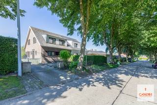 Deze woning bevindt zich op een <strong>gegeerde locatie</strong> in een rustige en residentiële buurt in Baarle-Drongen. De woning zelf is te renoveren en biedt <strong>veel potentieel</strong> om er een hedendaagse en comfortabele thuis van te maken.<br /><br />Via de inkomhal begeeft u zich naar de <strong>lichtrijke woonkamer</strong> met aansluitend de keuken met praktische keukenberging. Via het grote schuifraam heeft u toegang tot de aangename en perfect georiënteerde tuin met garage en tuinberging.<br />Op de eerste verdieping bevinden zich drie volwaardige slaapkamers, een kleinere kamer en een badkamer.<br /><br />Verder wordt de woning gekenmerkt door haar goede bereikbaarheid, logische indeling, aangename lichtinval en haar uitstekende ligging in een rustige en kindvriendelijke woonwijk.<br /><br />Interesse in deze gezellige woning met veel potentieel? <strong>Contacteer Gijs</strong> via gijs@convas.be of 0492 84 48 24 (telefonisch of via Whatsapp).