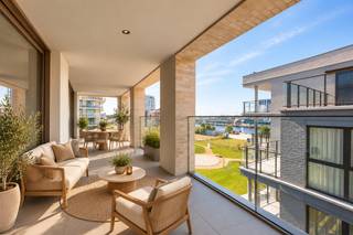 Ontdek dit exclusieve appartement in Residentie Arcade, een prestigieus nieuwbouwproject op de hoek van de Victorialaan en de Fortstraat in Oostende. Met haar tijdloze architectuur, elegante gevelpartijen en stijlvolle verspringingen straalt deze residentie pure klasse en verfijning uit. Dit laatste beschikbare 2 slaapkamerappartement is gelegen op de vijfde verdieping en combineert luxe, ruimte en optimaal wooncomfort. Dankzij de prachtige ligging geniet u van een adembenemend en rustgevend uitzicht op het park, een uitzonderlijke troef die elke dag opnieuw voor een heerlijk vakantiegevoel zorgt. De kwalitatieve afwerking en stijlvolle uitstraling zorgen voor een luxueuze, instapklare woonervaring. Bovendien beschikt de residentie over een praktische gemeenschappelijke fietsenberging. Of u nu op zoek bent naar een exclusieve vaste woonst, een stijlvol tweede verblijf aan zee of een waardevolle vastgoedinvestering, dit appartement biedt een unieke combinatie van architecturale klasse, uitzonderlijk wooncomfort en een schitterende ligging. Contacteer ons vandaag nog voor meer informatie of een bezoek ter plaatse.<br />