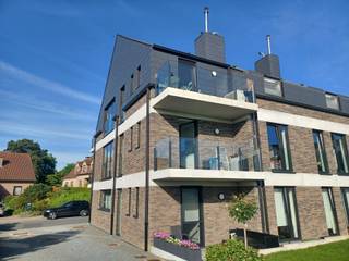 TE HUUR: In het mooie woonerf 'Leopold': Luxueus afgewerkt appartement op de 1ste verdieping in het gebouw vooraan (rechts) met 2 autostaplaatsen...