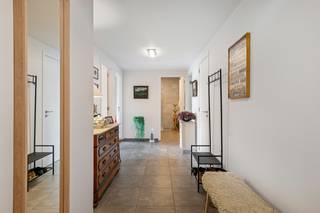 Comfortabel wonen op een rustige, groene locatie en toch vlak bij het centrum van Kapellen? Dit verzorgde appartement aan de Jef Verbercklaan 5 combineert ruimte, licht en hedendaags wooncomfort. Kapellen bevindt zich in de omgeving, waardoor dagelijkse voorzieningen en openbaar vervoer vlot bereikbaar zijn.<br /><br />Via de ruime inkomhal kom je binnen in het appartement. De lichtrijke leefruimte sluit mooi aan op de open keuken en biedt dankzij de grote raampartij en terras een aangenaam uitzicht op het groen.<br /><br />De moderne keuken is volledig ingericht en voorzien van onder meer een kookplaat, dampkap, oven, koelkast, vaatwasser en spoelbak. Aansluitend bevindt zich een praktische berging/wasplaats.<br /><br />Het appartement beschikt over twee volwaardige slaapkamers (27 en 15 m²). Beide kamers bieden rechtstreeks toegang tot het overdekte terras, een heerlijke plek om in alle rust van de groene omgeving te genieten. De grootste slaapkamer is voorzien van een dressing.<br /><br />De verzorgde badkamer is uitgerust met een ruime inloopdouche en wastafelmeubel. Daarnaast is er een afzonderlijk gastentoilet met handenwasser.<br />Het ruime, overdekte terras vormt een echte verlenging van de woonruimte. Bewoners kunnen bovendien gebruikmaken van de fraai aangelegde gemeenschappelijke tuin.<br />Extra bergruimte is voorzien in de private kelder. Tot slot is een ondergrondse staanplaats dewelke apart dient aangekocht te worden voor 30.000 euro. <br /><br />Het appartement maakt deel uit van een recent en verzorgd gebouw (2017!) en is voorzien vloerverwarming in combinatie met radiatoren, een ventilatiesysteem, gemeenschappelijke delen dewelke profiteren van zonnepanelen met batterij.<br /><br />Troeven<br />+ Twee ruime slaapkamers met toegang tot terras<br />+ Lichtrijke leefruimte met grote raampartijen en terras<br />+ Gemeenschappelijke, groene tuin<br />+ Ondergrondse staanplaats <br />+ Lift aanwezig<br /><br />Een ruim en instapklaar appartement voor wie wil wonen zonder in te boeten aan comfort, buitenruimte of bereikbaarheid.<br /><br />Heeft u interesse in dit prachtig appartement? Neem dan contact op met VB Vastgoed via 03 337 50 70 of info@vbvastgoed.be.