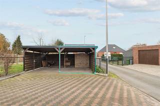 <p><span>Welkom in deze charmante en gerenoveerde woning, ideaal voor wie comfortabel en zorgeloos wil wonen. Dankzij de gunstige energiescore, conforme elektrische installatie en zonnepanelen (1760 Wp) ben je hier meteen gerust voor de toekomst.</span></p><p><span> </span></p><p><span>Op het gelijkvloers word je verwelkomd in een gezellige leefruimte die naadloos aansluit op de keuken. Verder op het gelijkvloers vind je een tussenhal, technische ruimte/wasplaats, een afzonderlijk toilet en een badkamer met lavabo en douche. Alles is logisch ingedeeld en optimaal benut!</span></p><p><span>De verdieping biedt een nachthal en twee volwaardige slaapkamers.</span></p><p><span> </span></p><p><span>Extra bergruimte nodig? Geen probleem! Deze woning beschikt over zowel een kelder als een zolder (bereikbaar via luik). Bovendien zorgen de (deels elektrische) rolluiken en het overdekte terras voor extra comfort, binnen én buiten.</span></p><p><span> </span></p><p><span>Gelegen nabij winkels, scholen en andere voorzieningen, met vlotte verbindingsmogelijkheden in de buurt.</span></p><p><span> </span></p><p><span>SBU &amp; bodemattest: In aanvraag.</span></p><p><span> </span></p><p><span>Laat deze kans niet voorbijgaan en plan snel je bezoek voor het te laat is! Kenneth (kenneth.pollet@vastgoedhuys.be) 0472/03 25 88 of Melissa (melissa.cardaci@vastgoedhuys.be) 0486/54 71 80.</span></p>