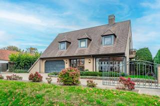 Uiterst ruime en kwalitatieve villa op toplocatie nabij het centrum van Maldegem!Deze stijlvolle woning biedt een uitstekende bereikbaarheid richting...
