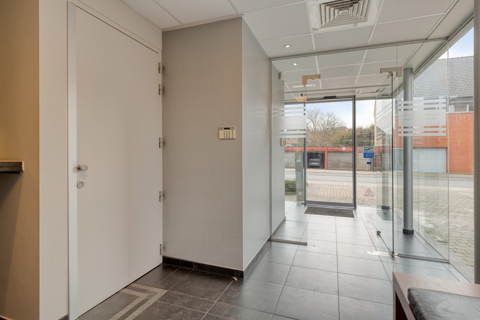 Instapklaar handelspand met ruime kelder en voldoende parking in het centrum van Geel ! - foto 4