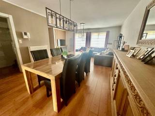 <p>Stijlvol gelijkvloers appartement te huur in het hart van Zottegem.</p><p>Op zoek naar een comfortabele en instapklare woonst op een toplocatie? <br />Dit prachtige gelijkvloers appartement combineert modern wooncomfort met de charme van Zottegem.</p><p>Het appartement voorziet een ruime en gezellige leefruimte, mooie vernieuwde keuken met aansluitend een terras,  3 slaapkamers, 2 toiletten,<br />en een mooie vernieuwde badkamer.<br />Verder heb je ook nog een berging in de kelder + een autostaanplaats</p><p>Benieuwd naar dit mooie appartement?<br />Vraag uw bezoek aan via onze website www.immodhondt.be </p>
