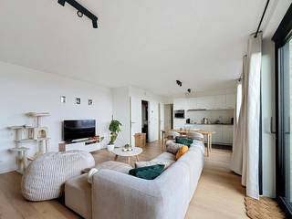 Prachtig éénslaapkamerappartement te huur met staanplaats en gemeenschappelijke fietsenberging in residentie 'Suikertoren' te Veurne. Zeer rustig gelegen, doch slechts op wandelafstand van het openbaar vervoer, winkels en stadscentrum.<br /><br />INDELING:<br />- Inkomhal;<br />- Ruime, lichtrijke leefruimte met open ingerichte keuken voorzien van inductiekookplaat, oven, ingebouwde vaatwasser, spoelbak, dampkap en ingebouwde koelkast. <br />- Overdekt terras (7m²) toegankelijk via het salon;<br />- Berging met aansluiting voor wasmachine;<br />- Apart toilet;<br />- Ruime slaapkamer (12m²);<br />- Badkamer voorzien van wasmeubel en bad/douche.<br /><br />> Kelderverdieping: <br />- Staanplaats 39<br /><br />> Gemeenschappelijke fietsenberging<br /><br />TROEVEN:<br />- Instapklaar;<br />- CV op warmtenet;<br />- Staanplaats inbegrepen in de huurprijs;<br />- Gemeenschappelijke fietsenberging.<br /><br /><br />Gemeenschappelijke kosten: €50/maand<br /><br />Vrij vanaf 01/01/2027<br /><br />Ben je geïnteresseerd in dit pand te huur in Veurne? Ga naar de website www.dewaele.com, klik op het pand dat je wenst te huren. Via de rode knop "vraag je bezoek aan" vragen we u kort een profiel in te vullen. Daarna nemen we contact op voor een bezoek. Telefonisch kunnen er geen afspraken gemaakt worden.