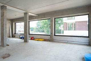 <span>Ideale commerciële ruimte van 229m² te koop in gebouw met 7 verdiepingen gelegen in een nieuwe parkwijk genaamd De Heern aan de drukke Ringlaan van Herentals.</span><br /><span>POLO Architects gaf Zonnepark een hedendaagse stedelijke uitstraling met interessante volumesprongen en een dynamische ritmiek.</span><br /><span>Zeer energiezuinig (BEN-gebouwd) en kwalitatieve afwerking.</span><br /><span>De ruimte beschikt over grote raampartijen, veel natuurlijk lichtinval en heeft een vier gevels.</span><br /><span>Gelegen op top locatie, vijf minuten fietsen van de Grote Markt en het centrum.</span><br /><span>Ideaal voor vrije beroepen zoals kinesist, tandarts, personal trainer maar ook als kantoor voor een advocatenbureau, notaris of onlinemarketing bedrijf. Kortom flexibiliteit troef.</span><br /><span>https://www.zonnepark-deheern.be/</span>