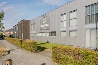 Verkoop van de aandelen van een patrimoniumvennootschap die het volgend onroerend goed omvat: Bedrijfsgebouw bestaande uit een magazijn van ca. 3.200 m², burelen van ca. 1.350 m² en polyvalente ruimte van ca. 120 m² te Meulebeke-Tielt.<br /><br />Grondoppervlakte van ca. 4.964 m²<br /><br />Magazijn van ca. 3.200 m² (opgesplitst in verschillende delen)<br />- 2 elektrische sectionale poorten <br />- gepolierde betonvloer<br />- verwarming met warmeluchtblazers (stookolie)<br />- eigen elektriciteitskabine<br />- hoogtes van 5,5m tot ca. 6m in atelier vooraan, verder verschillende hoogtes<br /><br />Bureel van ca. 1.350 m²<br />- omvat: vergaderzalen, aparte burelen, toonzaal, refter met keuken, ...<br />- verdeeld over gelijkvloers (ca. 875 m²) en eerste verdiep (ca. 475)<br />- dubbel glas<br />- sanitaire voorzieningen<br />- verwarming: radiatoren<br /><br />Specificaties:<br />- deels tegelvloer, polybetonnen vloer<br />- ventilatie<br />- systeemplafond met geïntegreerde verlichting<br />- verwarming (stookolie)<br /><br />Algemeen:<br />- plat dak vernieuwd in 2010<br />- verwarming op stookolie (dubbelwandige bovengrondse tank van 5.000l)<br />- kunstgras vooraan (onderhoudsvriendelijk)<br /><br />Dit pand kan onderhevig zijn aan de renovatieverplichting die door de Vlaamse overheid wordt opgelegd voor niet-residentiële gebouwen. Consulteer voor meer informatie de website van het Vlaams Energie- en Klimaatagentschap via https://www.energiesparen.be/nr/renovatieverplichting.<br /><br />Op zoek naar bedrijfsvastgoed bestaande uit een bedrijfsgebouw te koop in Meulebeke-Tielt? Aarzel dan niet om ons te contacteren op het nummer 051 21 22 23.<br /><br />Bestuursmaatregelen in het maatregelenregister: nee