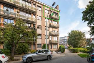 Dit verzorgd appartement is gelegen in een rustige en groene buurt. Het is gelegen nabij lokale winkels en heeft een goede verbinding met het openbaar vervoer. Het appartement beschikt over een gunstig EPC, conforme EK, mooi terras en is gelegen op de bovenste verdieping, toegankelijk via een lift. <br /><br />Bij binnenkomst stapt u binnen een ruime hal. Van hieruit stapt u binnen in een lichte en uitnodigende woonkamer, die aansluit aan de functionele keuken. Vanuit de hal hebt u ook toegang tot de twee slaapkamers, de badkamer en het gastentoilet. <br /><br />Verder geniet het appartement van een terras met een mooi, groen uitzicht. <br /><br />Als extra troef beschikt dit appartement ook over een garagebox met elektrische poort en elektriciteit. Deze is verplicht mee aan te kopen aan €28.000. <br /><br />Pluspunten <br />+ Rustige en groene woonomgeving<br />+ Nabij lokale winkels en voorzieningen<br />+ Terras met groen uitzicht<br />+ Garagebox met elektrische poort en elektriciteit<br />+ Lift<br /><br />Interesse? Aarzel niet ons te contacteren. Wij zijn bereikbaar via het nummer 03 337 50 70 of info@vbvastgoed.be.