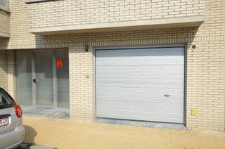 Oostende-Mariakerke, goed bereikbare staanplaats nr 5° gelegen op de gelijkvloerse verdieping in de Residentie Swissair III.De toegangspoort bestaat...