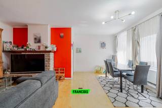 De prijs is een vanafprijs.<br /><br />Op zoek naar een instapklaar appartement in Ganshoren? Dit lichtrijke appartement van 95 m² combineert ruimte met een uitstekende ligging vlak bij het levendige Spiegelplein van Jette. Met drie slaapkamers en parkeergelegenheid in de buurt is dit de ideale woonst voor wie comfortabel wil wonen met alle faciliteiten binnen handbereik.<br /><br />Het appartement, gebouwd in 1973, biedt een doordachte indeling: een ruime leefruimte met veel lichtinval, een aparte keuken naast de living, drie volwaardige slaapkamers en een badkamer. Het kleine balkon is eerder functioneel, maar zorgt wel voor extra licht en verluchting. De privatieve kelder biedt bijkomende bergruimte, ideaal voor wie extra opbergmogelijkheden zoekt. Dankzij het aantal kamers en de praktische indeling is dit een perfecte gezinswoning of een eigendom met ruimte voor een home office of hobby.<br /><br />De ligging is een van de grootste troeven. Dit appartement in Ganshoren ligt op wandelafstand van winkels, scholen en tal van faciliteiten rond het Spiegelplein in Jette. Openbaar vervoer brengt je vlot naar andere delen van Brussel en ook met de wagen geniet je van een uitstekende bereikbaarheid, met parkeergelegenheid vlakbij.<br /><br />Ben je op zoek naar een ruime woning te koop in Ganshoren? Maak vandaag nog een afspraak met Immo Francois en ontdek zelf de troeven van dit appartement.<br /><br />Woning verkopen in Ganshoren? Vraag je gratis schatting aan bij Immo Francois, jouw lokale makelaar.<br /><br />