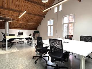 In dit voormalig pakhuis in de Verlatstraat wordt dit loft-kantoor ter beschikking gesteld.<br />Hartje Zuid, te midden van de gezelligste cafeetjes met terrassen en restaurants en omringd door talloze kunstgalerijen en sfeervolle winkels.<br />Perfecte mobiliteit met alle invalswegen vlakbij en voldoende parkeergelegenheid in de ondergrondse parking van Zuidpark.<br /><br />Het kantoor maakt deel uit van een high-end business center met innovatieve features.<br />Er heerst een echte coworking-sfeer met veel creativiteit, ideaal voor jonge en dynamische start-ups.<br /><br />De authentieke structuur met zadeldak in houten afwerking, in combinatie met een moderne industriële look creëert een bijzonder schouwspel. Dit kantoor geeft ruim plaats aan acht bureaus/werkplekken.<br /><br />Alle faciliteiten en voorzieningen zijn aanwezig, gaande van kantoormeubilair tot razendsnel internet. Wanneer u nood heeft aan een brainstormsessie met uw team of een presentatie dient te geven aan klanten, kan u gebruik maken van state-of-the-art meeting rooms.<br /><br />Een op en top uitgeruste keuken staat ter beschikking met gebruik van warme en koude dranken. Gedeeld sanitair.<br /><br />Het onderhoud van het kantoor, alle nutsvoorzieningen, internet en ed. zijn begrepen in de maandelijkse prijs. Hier heeft u werkelijk geen zorgen en bijkomende kosten.<br /><br />Dit kantoor wordt maandelijks ter beschikking gesteld aan een all-in prijs van 2.500 Euro excl. 21% BTW, zijnde 3.025 Euro incl. 21% BTW.<br /><br />Onmiddellijk beschikbaar.