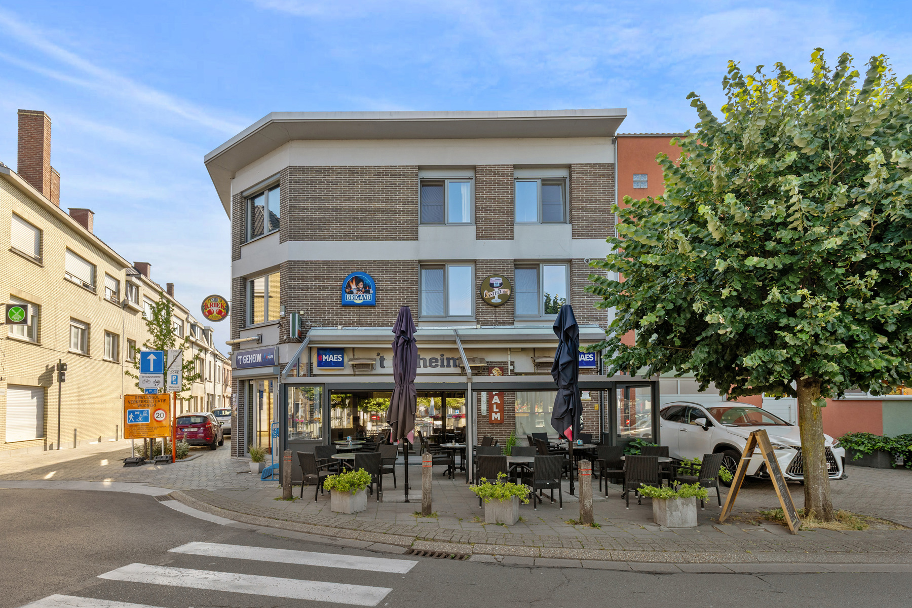 Handelsfonds en handelsruimte met appartement op commercieel strategische ligging - foto 4