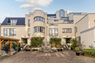 Prachtig appartement met 3 slaapkamers en terras – Rue Souveraine 30 in 1050 Elsene.<br />Ontdek deze ware oase van rust, ideaal gelegen in een van de meest gewilde en levendige wijken van Elsene, op een steenworp afstand van het Fernand Cocq-plein, de Louizalaan en het Bonifatiusplein. Dit unieke appartement, gelegen in een achtergebouw, biedt u het absolute voorrecht van rust en privacy, terwijl u zich toch in de directe nabijheid van winkels, trendy restaurants en het openbaar vervoer bevindt. Het appartement is als volgt ingedeeld: een lichte en gezellige woonkamer, perfect om te ontspannen of gasten te ontvangen, die uitkomt op het terras. Een aangenaam privéterras van ± 8 m² op het ZUIDWESTEN. Slaapgedeelte: 3 mooie, comfortabele slaapkamers, die talrijke inrichtingsmogelijkheden bieden (kinderkamers, ouderslaapkamer of telewerkruimte), twee badkamers. <br />Praktische informatie:<br />Beschikbaarheid: Onmiddellijk // Elektriciteit conform // EPC: C (116 kWh/m²/jaar en 28 kg/m²/jaar) // Prijs: 645.000 €.<br />Parkeerplaats mogelijk voor 25.000 € (optioneel) <br />Basisakte- en landmeetkosten ten laste van de koper (+/- 800 € excl. btw).<br />Info & bezichtigingen: 02 /767 67 88 info-gestea@trevi.be