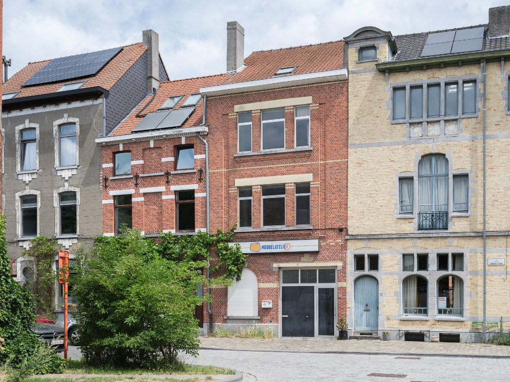 Atelier/loods met te renoveren woning, ruime tuin en bijzonder veel potentieel op een boogscheut van het stadscentrum. - foto 3