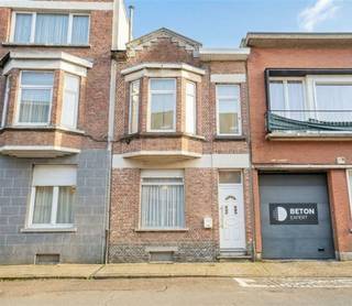 <p>🌿 <strong>Gezellige gezinswoning met 3 slaapkamers en een gezellige tuin.</strong><br />Deze woning aan de Van Amstelstraat combineert een praktische indeling met een aangename leefruimte en een ruime tuin. Ideaal voor gezinnen of starters die op zoek zijn naar een woning met licht, ruimte en een rustige ligging.</p><p>🏡<strong> Indeling &amp; wooncomfort</strong><br />Bij binnenkomst treedt u binnen in een gezellige leefruimte, licht en overzichtelijk. Achteraan vindt u de keuken en badkamer, praktisch ingedeeld voor dagelijks gebruik. De woning beschikt over drie ruime slaapkamers, zodat er voldoende plek is voor het hele gezin, een thuiskantoor of hobbyruimte.</p><p>🌳 Tuin &amp; buitenruimte<br />De ruime tuin met gras en terras biedt mogelijkheden om te ontspannen, te spelen of buiten te eten. Een praktische buitenruimte die goed aansluit bij het leven van een gezin.</p><p>🔌<strong> Energie &amp; technische informatie</strong><br />6 zonnepanelen (3300Wp) op het dak voor een energiezuiniger huis<br />EPC D<br />Elektriciteit conform<br />Deze woning is klaar voor gebruik zonder dat er meteen aanpassingen nodig zijn.</p><p>📍<strong> Ligging</strong><br />De woning is gunstig gelegen, in de buurt van scholen, openbaar vervoer en andere voorzieningen op korte afstand, waardoor alles binnen handbereik is!</p><p>Wenst u meer informatie of had u graag een bezichtiging gewenst? <i>Info@markasa.be</i> of <i>03/827.72.92</i></p>