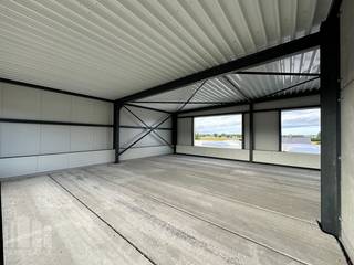 Nieuwbouw <strong>KMO-unit</strong> te koop met een oppervlakte van <strong>249 m²</strong> met <strong>130 m² casco kantoorruimte</strong> en 4 privatieve parkeerplaatsen.<br />De loods maakt deel uit van <strong>“Apollo”</strong>, een gloednieuw KMO-project bestaande uit diverse multifunctionele units vanaf 175 m² tot 720 m² (samenvoegbaar), waaronder enkele met kantoorverdieping (fase 2). Deze ontwikkeling ligt op <strong>minder dan 2 km</strong> van het op- en afrittencomplex van de <strong>E17 te Waregem</strong> – een absolute <strong>toplocatie</strong> voor ondernemers die belang hechten aan bereikbaarheid in een bedrijvige regio.<br /><br />De <strong>casco magazijnruimtes</strong> (brandklasse C) zijn opgebouwd uit een duurzame staalstructuur met geïsoleerde sandwichpanelen met afwerkingspaneel. Ze beschikken over een <strong>vrije hoogte van 6 meter</strong>, wat zorgt voor een optimaal gebruik van de ruimte. Elke unit is standaard uitgerust met een <strong>automatische sectionale poort</strong> (4 m B x 4,2 m H) met aparte toegangsdeur en bovenlicht, een lichtstraat met geïntegreerde RWA-koepel en een slijtvaste <strong>polybetonvloer </strong>(1T/m²). Tevens beschikt elke unit over een individuele regenwaterput van 15.000L.<br /><br />De <strong>casco kantoorruimte</strong> is gelegen op de <strong>1ste verdieping</strong> en is voorzien van een gemeenschappelijke <strong>trappenhal met lift</strong>. De grote raampartijen zorgen voor veel natuurlijk lichtinval en zorgen voor een aangenaam werkklimaat.<br /><br />Per unit zijn <strong>minstens twee privatieve parkeerplaatsen voorzien</strong> (niet inbegrepen in de verkoopprijs). De loodsen zijn ideaal voor uiteenlopende doeleinden zoals atelier, opslag en distributie met kantoor en/of showroom.<br /><br />De middelenverbintenis met betrekking tot de oplevering van blok 1 is gepland voor het <strong>vierde kwartaal van 2026</strong>. Grijp nu je kans en investeer in een toekomstgerichte werkomgeving op een toplocatie!<br /><br /><span><span>Contacteer <strong>PANORAMA B2B</strong> voor bijkomende (technische) inlichtingen, plannen of een vrijblijvend <strong>plaatsbezoek 056 222 256.</strong></span></span>