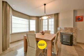Welkom in de Wankaardelaan 5, een goed onderhouden woning met prachtige en zonnige tuin in het centrum van Staden. Dankzij de centrale ligging bevinden restaurants, supermarkten, winkels en scholen zich op wandelafstand.<br /><br />Via de inkomhal betreedt u de woning met toegang tot de leefruimte en de eerste verdieping. De lichtrijke leefruimte geniet de hele dag door van natuurlijk licht. Aansluitend vindt u de ingerichte keuken en een ruime veranda met zicht op de groene tuin. Op het gelijkvloers is er tevens een apart gastentoilet. Opbergruimte is voorzien in de kelder.<br /><br />De eerste verdieping omvat twee volwaardige slaapkamers, een praktische berging en een badkamer met ligbad en dubbele lavabo. Via een vaste trap bereikt u de zolderverdieping, waar eenvoudig een derde slaapkamer kan worden ingericht.<br /><br />De buitenruimte is een echte troef: een zonnige, groene tuin waar het heerlijk vertoeven is. Daarnaast beschikt de woning over een ruime oprit voor twee wagens, een garage met extra bergruimte en een handig tuinhuis..<br /><br />Interesse in deze charmante woning? Contacteer ons vandaag nog voor een bezoek!<br />De vermelde prijs is een richtprijs; elk bod wordt voorgelegd aan de eigenaar, die het recht heeft dit te aanvaarden of te weigeren.<br /><br />Neem voorsprong met een vrijblijvende schatting via:<br />www.residentievastgoed.be/gratisonlineschatten