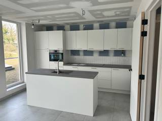 <p><strong>Nieuwbouwresidentie Vitalis – Comfortabel wonen in het hart van Sledderlo, Genk</strong></p>
<p>Residentie Vitalis combineert hedendaags wooncomfort met een centrale ligging in het groene Sledderlo. Deze stijlvolle kleinschalige residentie omvat 4 ruime en energiezuinige appartementen, perfect voor wie houdt van rust, comfort én bereikbaarheid.</p>
<p>Op het gelijkvloers vind je een moderne, multidisciplinaire medische praktijk. Op de eerste en tweede verdieping bevinden zich telkens twee appartementen. De appartementen op de eerste verdieping beschikken over 2 slaapkamers, de bovenste appartementen over 1 slaapkamer. Elk appartement is vlot bereikbaar via een gemeenschappelijke inkom met trap en lift. De afwerking werd intussen gekozen.</p>
<p>De buitenruimte is slim en praktisch ingericht: een gedeelde tuin, 16 parkeerplaatsen én 4 carports met een aparte fietsenstalling zorgen voor extra comfort. Alles is doordacht aangelegd volgens het ontwerp van de architect, inclusief een mooie groenaanplanting met hagen en lage beplanting.<br /><br /><span><strong>APPARTEMENT 1.1 op de eerste verdieping</strong></span><br />-Bewoonbare oppervlakte: 82m²<br />-Terras: 13m²<br />-2 slaapkamers<br /><br />Vermelde prijs is exclusief carport, registratie, btw en notariskosten.</p>
<p>Met een E-peil van 30 woon je niet alleen stijlvol, maar ook duurzaam. Elk appartement is voorzien van een individuele lucht-water warmtepomp voor verwarming én passieve koeling via vloerverwarming. Er zijn zonnepanelen aanwezig zowel voor de gemeenschappelijke delen als de privé-units.<br /><br />Droom je van een nieuwbouwappartement in een groene omgeving, maar toch vlak bij alle voorzieningen? Dan is Residentie Vitalis zeker een bezoek waard. Wij ontzorgen je ook voor de <strong>verkoop </strong>van je <strong>huidige woning</strong>. Contacteer ons op 011 39 90 50 voor bijkomende informatie.</p>