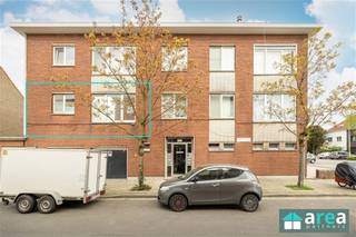 Instapklaar en lichtrijk appartement gelegen aan de Steynstraat 113 te Hoboken, op de 1ste verdieping van een verzorgd gebouw. Dankzij de...