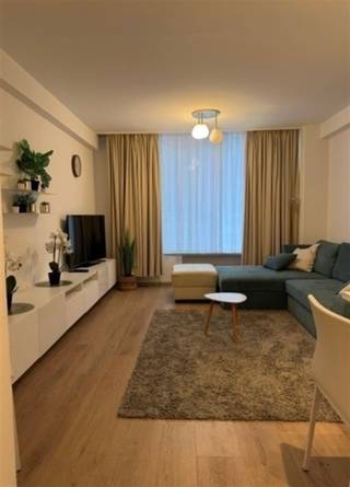 <h3><span>TE KOOP Gelijkvloers appartement met 2 slaapkamers nabij het strand van Oostende</span></h3><p><span>Op zoek naar een appartement op een uitstekende locatie aan de Belgische kust? Dit aangename appartement bevindt zich in het centrum van Oostende, op slechts twee minuten wandelen van het strand. Dankzij de centrale ligging bevinden winkels, restaurants, openbaar vervoer en tal van ontspanningsmogelijkheden zich binnen handbereik.</span></p><p><span>Het appartement beschikt over een gezellige woonkamer met toegang tot het terras, waar u geniet van uitzicht over de stad. De uitgeruste keuken is onder meer voorzien van een koelkast en vaatwasser.</span></p><p><span>Verder zijn er twee volwaardige slaapkamers en een badkamer met douche aanwezig.</span></p><p><span>Troeven:</span></p><ul><li><span>Uitstekende ligging in het centrum van Oostende </span></li><li><span>Op slechts twee minuten wandelen van het strand </span></li><li><span>Twee slaapkamers </span></li><li><span>Gezellige woonkamer </span></li><li><span>Uitgeruste keuken </span></li><li><span>Gelijkvloers appartement met achterkoer en berging </span></li><li><span>Badkamer met douche </span></li><li><span>Gratis wifi aanwezig </span></li><li><span>Slechts 5 km van de luchthaven Oostende-Brugge </span></li></ul><p><span> </span></p><p><span>Een interessante opportuniteit voor wie op zoek is naar een eigen verblijf aan zee, een tweede verblijf of een aantrekkelijk gelegen vastgoedinvestering.</span></p><p><span> </span></p><p><span>Meer informatie of een bezichtiging?</span><span><br />0484357067</span></p><p><span>Carolien@jemar.be</span></p>