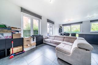 <p><span>We Invest heeft het genoegen u deze prachtige halfopen bebouwing voor te stellen, gelegen in Grimbergen, in een rustige en aangename woonwijk.</span><br /><span>Grimbergen is het ideale compromis tussen een chique, veilige en groene omgeving en de onmiddellijke nabijheid van Brussel en/of de luchthaven (±15–20 min).</span></p>
<p><span>De woning is gelegen in een doodlopende straat en geniet van alle comfort van een recente bouw (2019).</span><br /><span>Het pand is als volgt ingedeeld: inkomhal, apart toilet, woonkamer, eetkamer, volledig uitgeruste hightech keuken, toegang tot terras/tuin met zuidwestelijke oriëntatie.</span><br /><span>Meerdere parkeerplaatsen en een afgesloten garagebox vervolledigen dit niveau.</span></p>
<p><span>Op de eerste verdieping bevinden zich twee mooie slaapkamers (±17 m² en ±21 m²), een douchekamer, evenals een dressing.</span><br /><span>Op de tweede en laatste verdieping is de zolder (±34 m²) ingericht als master suite en technische ruimte.</span></p>
<p><span>De technische installaties zijn conform.</span><br /><span>EPC A met 62 kWh/m².jaar en conforme elektriciteit.</span><br /><span>Verkoop onder het stelsel van registratierechten – 2% onder voorwaarden.</span></p>