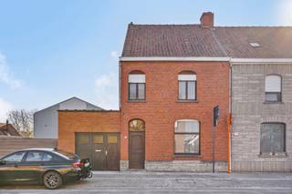 Goedgelegen woning op een perceel van 750m! De woning dient gerenoveerd te worden met biedt heel wat potentieel ! Bestaande uit hal, gezellige...