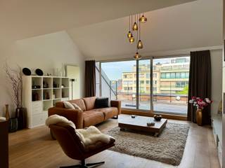 Magnifiek en ruim 2-slaapkamer duplex penthouse van ca. 140m² met 2 terrassen elk van 10m². Gelegen op de 4e verdieping in een karaktervol gebouw...