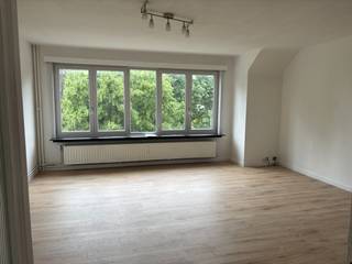 In dit kleinschalig appartementsgebouw vinden we op de tweede verdieping (lift aanwezig!) het gezellige appartement. De indeling is de volgende: inkomhal met vestiairekast, toilet, vooraan het appartement is er een ruime, lichtrijke woonkamer en keuken met aansluiting wasmachine of vaatwasser. Verder is er aan de achterzijde een slaapkamer, badkamer met lavabo en douche, en een tweede kamer die dienst kan doen als bureau of dressing, ... Op het gelijkvloers is er ook nog voor elk appartement een kleine berging voorzien. Het appartement is gelegen op wandelafstand van de supermarkt, bakker, slager, openbaar vervoer, ... Vrij vanaf 01/06. Ideaal geschikt voor een koppel of alleenstaande. Huurprijs 850 euro/maand + 75 euro/maand gemeenschappelijke kosten
