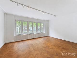 <p>Ontdek dit lichtrijke appartement op een toplocatie aan de Leie, vlakbij het oude justitiepaleis. Het appartement bevindt zich op de eerste verdieping en combineert een aangename woonomgeving met een prachtig uitzicht.<br />Via de uitnodigende inkomhal, voorzien van een apart gastentoilet, komt u in de zonovergoten woonkamer (ca. 35 m²). Deze sfeervolle leefruimte is afgewerkt met charmant parket en biedt een mooi uitzicht op het groen langs de Leie.<br />De moderne keuken (ca. 6 m²) is volledig uitgerust met onder meer een koelkast en vaatwasser. Vanuit de keuken heeft u toegang tot een gezellig terras aan de achterzijde (ca. 2 m²), ideaal om te genieten van een rustig ontbijt in de ochtendzon.<br />De badkamer is praktisch ingericht. Aan de rustige achterzijde bevindt zich de ruime slaapkamer (ca. 18 m²), eveneens afgewerkt met parket. Deze kamer biedt een oase van rust en een aangenaam uitzicht op de achterliggende tuinen. Daarnaast is er een tweede slaapkamer (ca. 7 m²), eveneens voorzien van parket.<br />Extra troeven zijn de private kelderberging, de dubbele beglazing en de geïsoleerde zij- en achtergevel, wat bijdraagt aan een hoger wooncomfort en een betere energie-efficiëntie.</p>