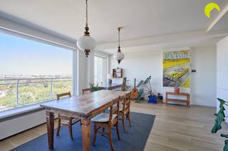 <p><span>Gelegen aan de Fruithoflaan bieden wij u deze gerenoveerde penthouse (85m²) aan met een prachtig uitzicht over Antwerpen! Het appartement vinden we terug op de 12e verdieping van een goed onderhouden gebouw.</span></p><p><span>De locatie is een absolute troef. Het appartement bevindt zich op de groene Fruithoflaan met de Delhaize en diverse winkels, banken, scholen en sportfaciliteiten op wandelafstand.  </span></p><p><span>Ook openbaar vervoer is in de directe nabijheid. (treinstation Berchem, tram 7 en 15 en diverse bus verbindingen) net als het vélo-systeem van de stad Antwerpen. Belangrijke invalswegen bereik je in enkele minuten. </span></p><p><span> </span></p><p><span>Het gebouw zelf wordt heel goed onderhouden. Zo werd het dak vernieuwd en voorzien van voldoende isolatie. Ook de liften, de inkomhal en parlofonie kregen reeds een upgrade.</span></p><p><span>Het appartement beschikt overal over dubbele beglazing met pvc schrijnwerk, de collectieve centrale verwarming verloopt op gas en de elektriciteit is conform aan de voorschriften van het AREI. Na controle werd het appartement ook als asbestveilig gecategoriseerd.</span></p><p><span> </span></p><p><span>Indeling:</span></p><p><span> </span></p><p><span>We betreden het appartement via de veiligheidsdeur (brand en inbraak). Van zodra u het appartement betreedt wordt u als het ware naar de grote ramen gezogen door het fenomenale uitzicht. Op mooie dagen ziet u de haven en Kathedraal van Antwerpen, tot zelfs de Sint-Romboutstoren in Mechelen.</span></p><p><span>De keuken, die vernieuwd werd en voorzien is van alle comfort, werd geïntegreerd in de leefruimte. Aan de voorzijde van het gebouw vinden we het terras (13m²). Hier is een elektrische zonneluifel voorzien. Aan de ramen werden er ook elektrische zonnescreens geïnstalleerd.</span></p><p><span> </span></p><p><span>We lopen verder door en bereiken de 2 volwaardige slaapkamers. Tevens vinden we achteraan in het appartement de ingerichte badkamer met inloopdouche en een gastentoilet.</span></p><p><span> </span></p><p><span>De vaste maandelijkse kosten bedragen circa 300 euro/maand (syndicus, blokpolis, onderhoud gemene delen + liften, provisie water en verwarming, reservefonds).</span></p><p><span> </span></p><p><span>Inclusief in de prijs een praktische kelderberging.</span></p><p><span>Mogelijkheid om een garagebox (in een ander gebouw in de buurt) bij aan te kopen aan € 25.000 euro.</span></p><p><span> </span></p><p><span>Graag som ik voor u nog even de troeven op van deze prachtige penthouse:</span></p><p><span> </span></p><ul><li><span>Toplocatie: in directe nabijheid van winkels, openbaar vervoer, verbindingswegen,...</span></li><li><span>Prachtig wijds uitzicht</span></li><li><span>Totaalrenovatie 2018</span></li><li><span>Cv op gas, elektriciteit conform, asbestveilig</span></li></ul><p><span> </span></p><p><span>EPC 138 kWh/m² jaar (B-label)</span></p><p><span>P-score: A, G-socre: A</span></p><p><span> </span></p><p><span>Voor een bezoek ter plaatse kan u ons contacteren op het nummer 03 449 42 41 of mail ons via hallo@habicom.be.</span></p><p><span>Benieuwd naar de waarde van jouw woning?  Check het gratis op <span>www.watismijnhuiswaard.be</span></span><span> </span></p><p><span> </span></p>