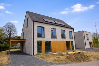 Uitzonderlijk ruime nieuwbouwwoningen (BEN = Bijna Energie Neutraal), gelegen op een rustige locatie aan de Bruggestraat te Zandhoven. Dit kleinschalig project omvat 6 halfopen bebouwingen en 1 open bebouwing, telkens met 3 of 4 volwaardige slaapkamers, ruime tuin en parking. Elke woning beschikt over een inkomhal met ruimte voor vestiaire en afzonderlijk toilet met handenwasser; zitruimte; volledig ingerichte leefkeuken met eetplaats en handige bijkeuken.  Directe toegang via het schuifraam tot tuin. Op de verdieping zijn er telkens 3 of 4 volwaardige slaapkamers; apart toilet; bureauruimte; en riante badkamer. Voorts beschikken de woningen over een garage of carport. Hedendaagsearchitectuur en zeer energiezuinige woning voorzien van alle modern comfort met o.a. vloerverwarming door middel van warmtepomp, zonnepanelen, regenwaterrecuperatie, maximum E-peil 30,... Verkoop onder BTW-stelsel (registratierechten op het grondaandeel). Werken in een eindfase en beschikbaar bij akte. Kijk op www.immopatio.be voor meer informatie of bezoek onze modelwoning!