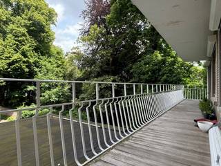 Aan de Koningin Elisabethlei 2, bus 9 in Antwerpen, bevindt zich dit uitzonderlijke twee-slaapkamerappartement met een verfijnde inrichting van Vincent Van Duysen. Een stijlvolle woonst op toplocatie, met een unieke combinatie van licht, rust en comfort.<br /><br /><span>GA NAAR WWW.DEBOERENPARTNERS.BE OM RECHTSTREEKS UW ONLINE AFSPRAAK IN TE PLANNEN</span><br /><br />Indeling<br />Inkomhal met ingemaakte vestiairekast<br />Apart gastentoilet<br />Volledig geïnstalleerde, moderne keuken<br />Slaapkamer 1 met douche<br />Slaapkamer 2 met douche, ligbad en toilet<br />Ruime berging<br />Terras verscholen in het groen<br /><br />Bijzonderheden<br />Bewoonbare oppervlakte: 119 m²<br />Lift aanwezig<br />Privéparkeerplaats inbegrepen in de huurprijs<br />Beschikbaar vanaf 1 januari 2026<br /><br />Kosten gemeenschappelijke delen:<br />€200 vaste kosten<br />€190 provisie voor water en verwarming<br />Huurprijs: €1.500/maand (inclusief parking)<br /><br />Troeven<br />Interieur en afwerking ontworpen door Vincent Van Duysen<br />Modern en tijdloos karakter met hoogwaardige materialen<br />Overvloedige lichtinval dankzij grote raampartijen<br />Terras met veel privacy, omgeven door groen<br />Toplocatie aan het Prins Albertpark, op wandelafstand van het stadscentrum, winkels en openbaar vervoer<br /><br /><span>GA NAAR WWW.DEBOERENPARTNERS.BE OM RECHTSTREEKS UW ONLINE AFSPRAAK IN TE PLANNEN</span>