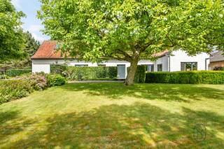 <p>Deze charmante fermette is prachtig gelegen genietend van rust, groen en privacy. <br /><br />Rustig gelegen in een doodlopende straat vindt u deze zeer goed onderhouden woning, waar comfort en licht centraal staan. Bij het binnenkomen komt u in de inkomhal met apart toilet, die leidt naar een ruime en lichtrijke leefruimte met gezellige eet- en zithoek, afgewerkt met een sfeervolle open haard. De ingerichte keuken met eiland sluit hier naadloos op aan en biedt samen met de praktische bijkeuken/wasplaats alle hedendaags comfort. Op het gelijkvloers bevinden zich bovendien een slaapkamer, bureau, dressing en een verzorgde badkamer met toilet, inloopdouche en lavabo.<br /><br />Op de verdieping geeft de ruime nachthal toegang tot twee volwaardige slaapkamers met ingemaakte kasten en een bijkomende douchekamer. Daarnaast is er ook een zolder aanwezig, die extra bergruimte biedt. De woning beschikt eveneens over een ruime garage.<br /><br />Buiten geniet u van een prachtig aangelegde, rustgevende tuin met meerdere terrassen en een vijver, ideaal om in alle privacy te ontspannen. Extra troeven zijn de zonneboiler en zonnepanelen, die bijdragen aan een energiezuinig geheel. Een instapklare woning op een bijzonder rustige ligging.<br /><br />Meer info of plan je bezoek: wim@immobeguin.be<br />Te koop via Immo Beguin, uw vastgoedexpert sinds 2009, met kantoren in Ronse, Waregem, Kortrijk, Deinze, Doornik en Lessen.</p>