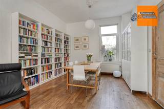 <p><span>Karaktervolle herenwoning met stadkoer nabij de Brusselsepoort.</span></p><p><span> </span></p><p><span>Op zoek naar een woning met charme, authenticiteit en een topligging? Dan is deze karaktervolle herenwoning zeker een bezoek waard. Achter de stijlvolle gevel schuilt een verrassend ruime stadswoning met hoge plafonds, veel lichtinval en een warme sfeer.</span></p><p><span> </span></p><p><span>Via de inkomhal komt u in de gezellige leefruimte. Aansluitend bevindt zich de volledig uitgeruste keuken met onder meer een stijlvol SMEG-gasfornuis. Achteraan geniet u van een aangename stadkoer waar het heerlijk tot rust komen is. Daarnaast beschikt de woning over een achterhuis met extra verdieping, momenteel ingericht als wasruimte en berging.</span></p><p><span> </span></p><p><span>Op de eerste verdieping vindt u de badkamer met vrijstaand bad en inloopdouche, evenals de masterbedroom. De tweede verdieping telt nog twee ruime slaapkamers, waarvan één met mezzanine.</span></p><p><span> </span></p><p><span>Verder is er een praktische kelder aanwezig. Dankzij het EPC-label C geldt er geen renovatieverplichting.<br /><br /></span></p><p><span>De ligging is een echte troef: rustig gelegen nabij de Brusselsepoort, op wandelafstand van het station, de Grote Markt, het Vrijbroekpark en de Kruidtuin. Dankzij de vlotte verbinding met de E19 zijn Brussel en Antwerpen snel bereikbaar. Bovendien bevinden een kleuter- en lagere school zich in de straat en ligt een middelbare school vlakbij. <br /><br /></span></p><p><span>Een woning met karakter, ruimte en een uitstekende ligging die u best zelf komt ontdekken.</span></p><p><span>Interesse? Contacteer ons via info@ap-p.be of 078 / 48 47 00 voor een bezoek.</span></p><p><span> </span></p>