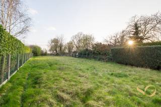 Wij stellen u deze volledig te renoveren viergevelwoning van ±188 m² voor, gelegen op een goede locatie in de Meersstraat 183 te...