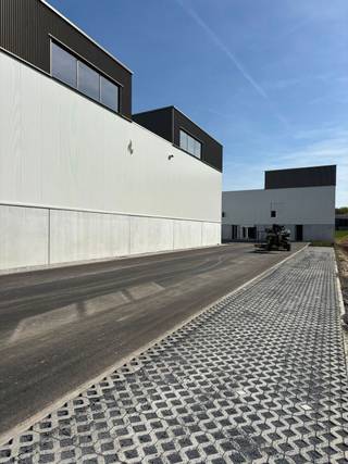 Ontdek een buitengewoon industrieel nieuwbouwproject in Fernelmont, strategisch gelegen langs de autosnelweg voor gemakkelijke toegang en uitstekende zichtbaarheid. Dit pand, met een mogelijke hoogte van 9 meter, wordt volledig op maat van de klant ontworpen om aan diverse industriële behoeften te voldoen. Dit gebouw heeft een oppervlakte van <strong>2.040m²,</strong> maar er zijn diverse oppervlaktes beschikbaar dewelke variëren tussen 2.000 en 8.500 m², ideaal voor productie, distributie of logistiek.<br /><br />Gebouwd volgens de huidige normen, biedt dit project moderne faciliteiten en duurzame oplossingen. De strategische locatie garandeert een vlotte verbinding. Mis deze unieke kans niet om uw bedrijf te vestigen op een toplocatie in Fernelmont. <br /><br />Neem voor meer informatie contact met ons op via 0472/93.07.06!